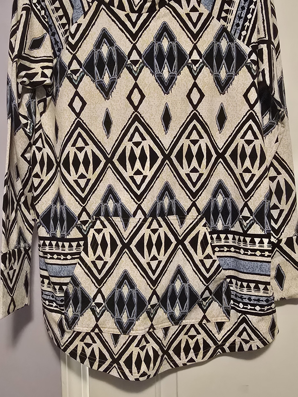 LuLaRoe Geometric Teddy Pullover Jacket in Beige, Black & Blue